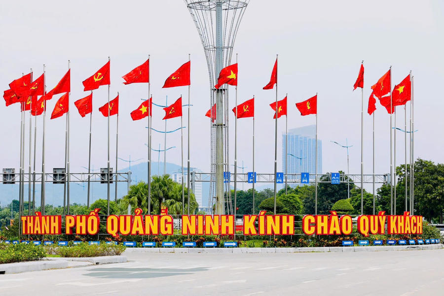 Quảng Ninh rực rỡ cờ hoa, hân hoan chào đón dấu mốc trở thành thành phố trực thuộc Trung ương. Quảng Ninh rực rỡ cờ hoa, hân hoan chào đón dấu mốc trở thành thành phố trực thuộc Trung ương.