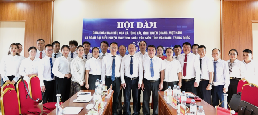 Hai bên chụp ảnh lưu niệm, thể hiện tinh thần hữu nghị, hợp tác, cùng phát triển. Ảnh: Hoàng Chính.