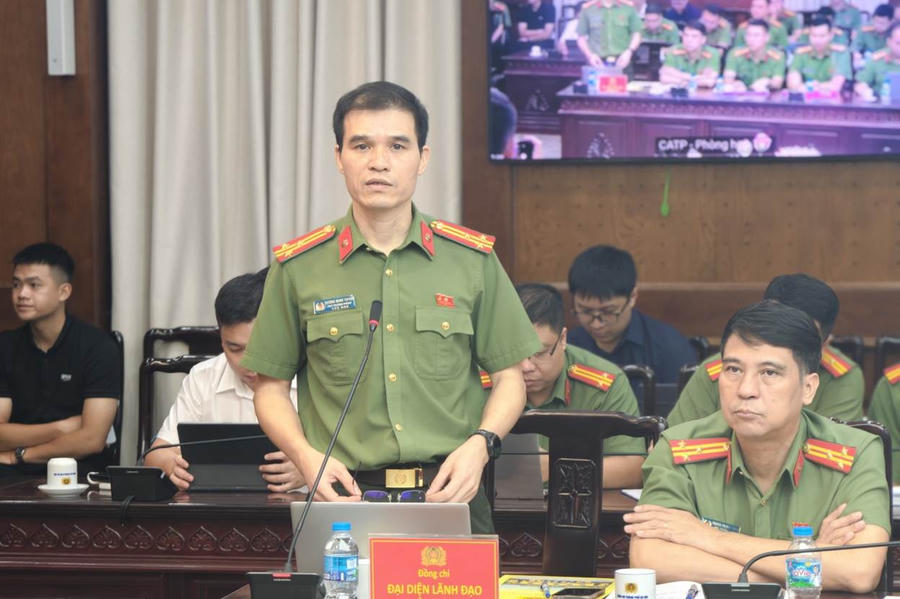 Thượng tá Dương Minh Tuyến – Phó Trưởng phòng Tham mưu CATP Hà Nội nhấn mạnh những điểm nổi bật của ứng dụng.