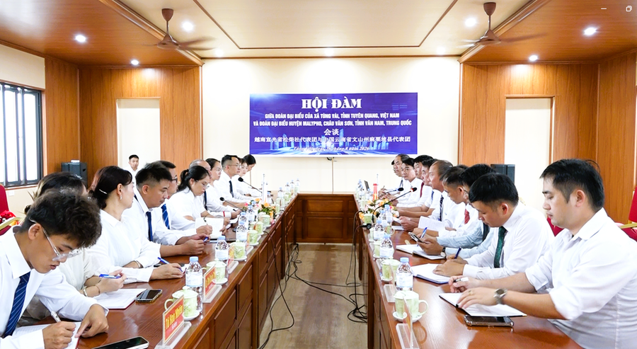 Quang cảnh buổi hội đàm giữa hai bên. Ảnh: Hoàng Chính.