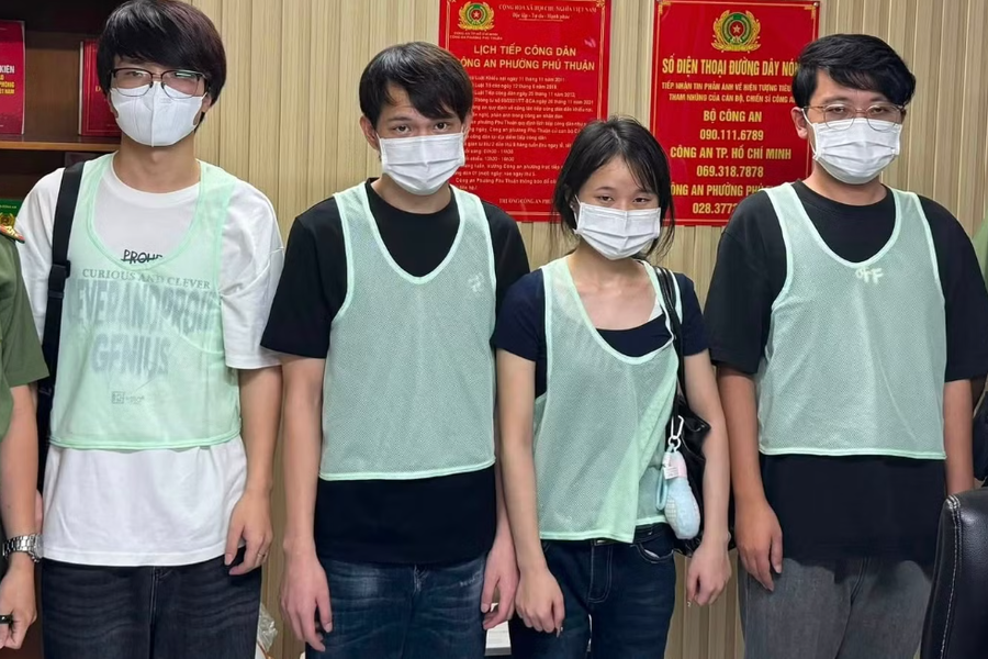 Nhóm đối tượng bị Công an TP Hồ Chí Minh phát hiện có hành vi lừa đảo trực tuyến. (Ảnh: Công an phường Phú Thuận)