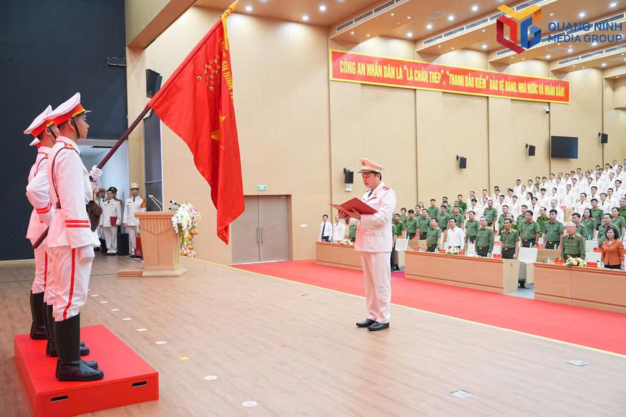 Thiếu tướng Nguyễn Tiến Trung, Giám đốc Công an tỉnh Quảng Ninh, thực hiện nghi thức tuyên thệ dưới Công an kỳ.Ảnh: Báo Quảng Ninh