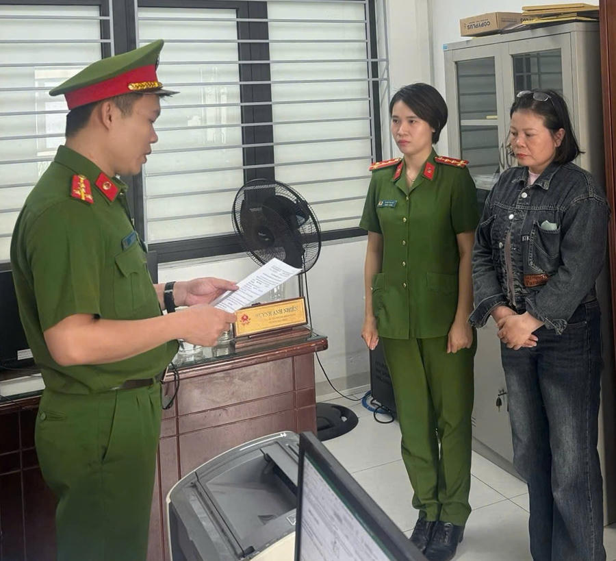 Đối tượng Nguyễn Thị Dung ( áo jean màu đen). (Ảnh: CA ĐN)
