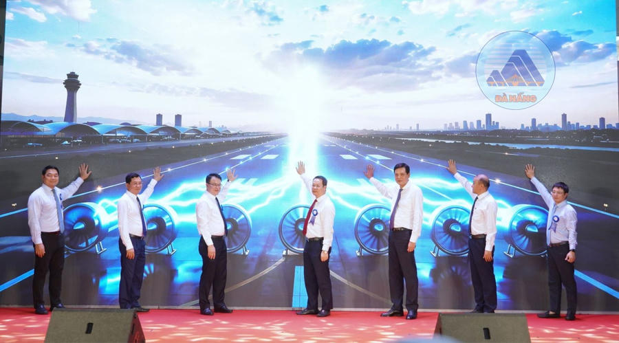 Các đại biểu thực hiện nghi thức khởi động dự án. (Ảnh: danang.gov.vn
)