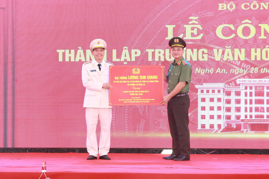 Trao quà của Bộ trưởng Bộ Công an tặng 1 phòng STEM cho Trường Văn hóa Công an nhân dân VI.
