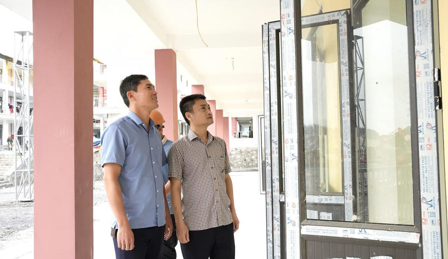 Đoàn công tác của Sở Giáo dục và Đào tạo tỉnh Tuyên Quang kiểm tra thực tế tiến độ xây dựng các hạng mục tại Trường Phổ thông nội trú liên cấp Tiểu học và Trung học cơ sở Sơn Vĩ, xã Sơn Vĩ.