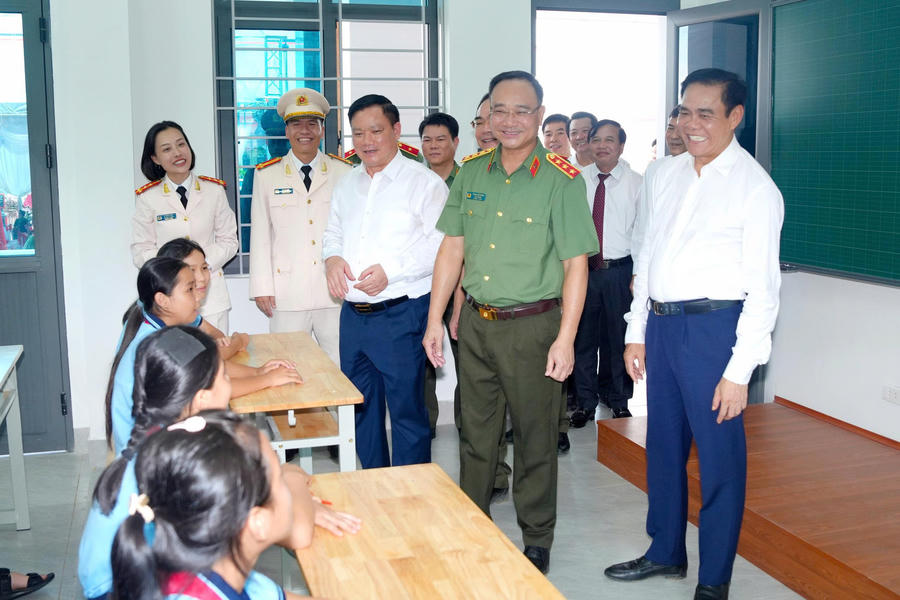 Tham quan cơ sở vật chất Trường Văn hóa Công an nhân dân VI.