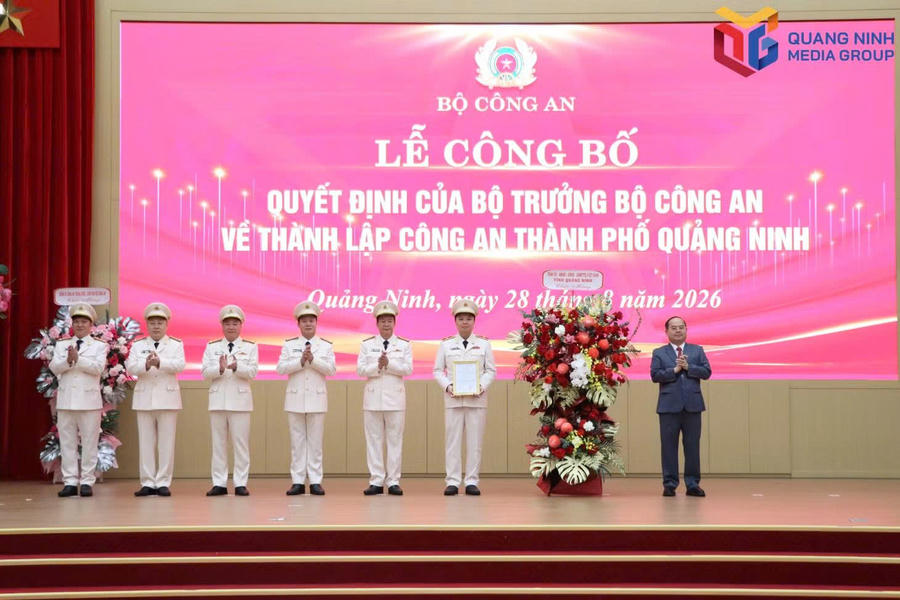 Ông Quản Minh Cường, Bí thư Tỉnh ủy, Trưởng Đoàn ĐBQH tỉnh, tặng hoa chúc mừng Công an tỉnh Quảng Ninh.Ảnh: Báo Quảng Ninh