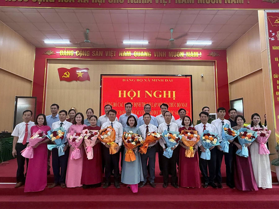 Lãnh đạo xã Minh Đài chụp ảnh cùng các cán bộ được bổ nhiệm với các đơn vị trường học.