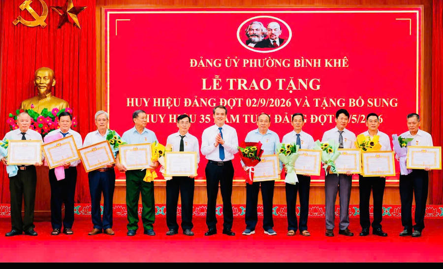 Lãnh đạo phường Bình Khê trao Huy hiệu Đảng đợt 2/9/2026 và tặng bổ sung Huy hiệu 35 năm tuổi Đảng cho các đảng viên.