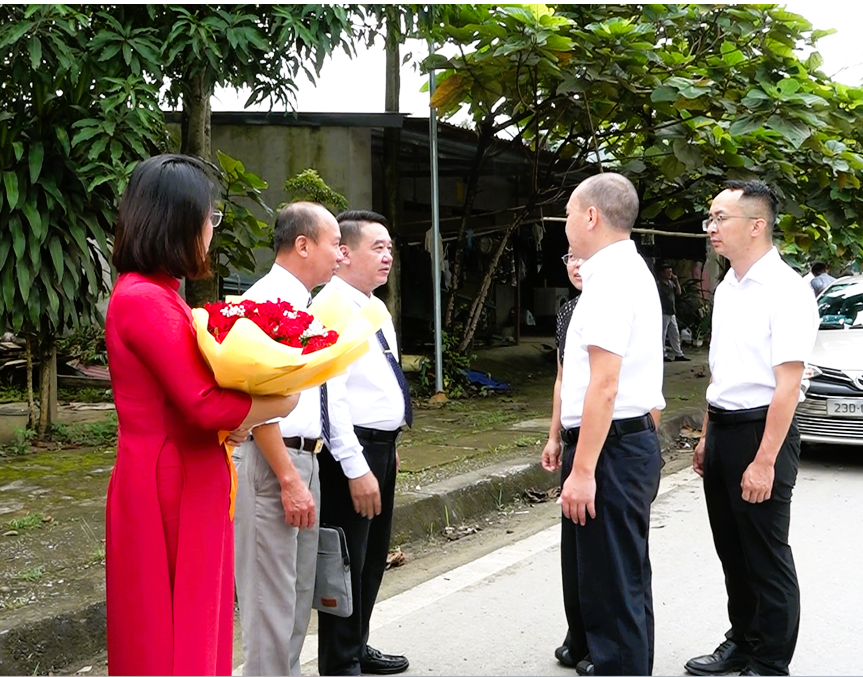 Đoàn đại biểu xã Tùng Vài, tỉnh Tuyên Quang (Việt Nam) đón Đoàn đại biểu huyện Malypho, tỉnh Vân Nam (Trung Quốc). Ảnh: Hoàng Chính.