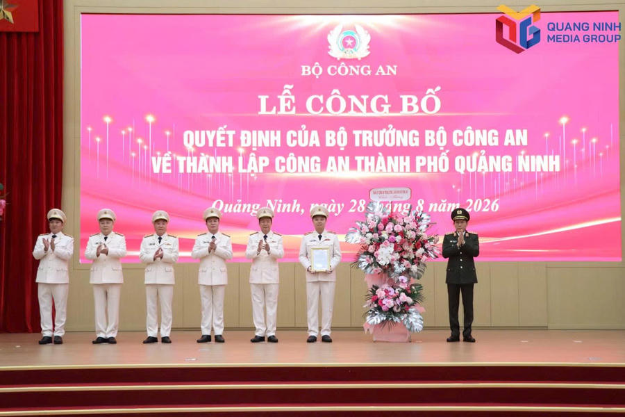 Đại tướng Lương Tam Quang, Bộ trưởng Bộ Công an, trao Quyết định và tặng hoa chúc mừng Công an tỉnh Quảng Ninh. Ảnh: Báo Quảng Ninh
