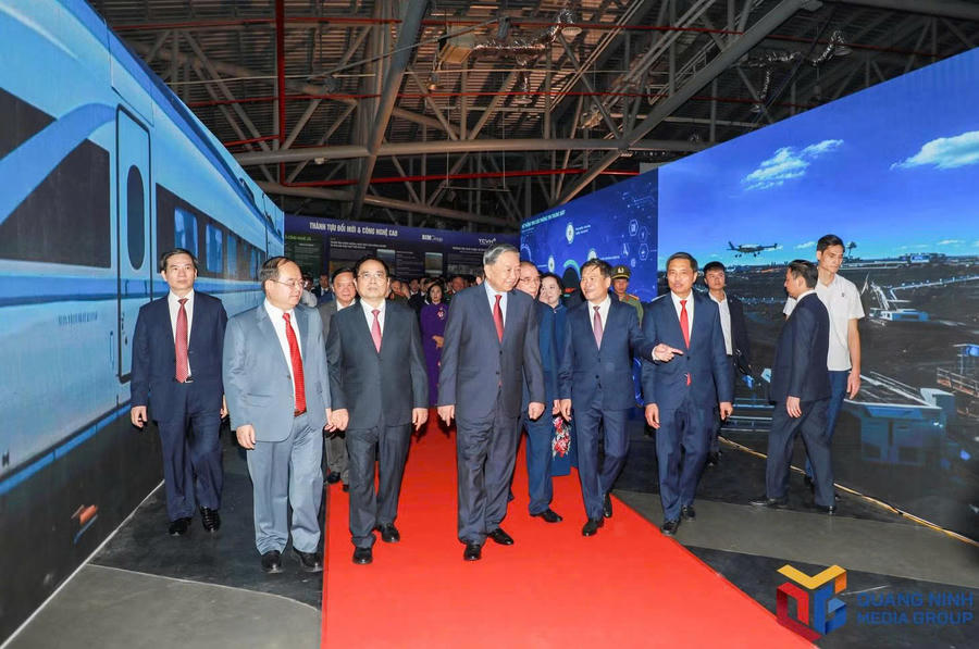 Tổng Bí thư, Chủ tịch nước Tô Lâm cùng các đại biểu tham quan triển lãm Quy hoạch thành phố Quảng Ninh.Ảnh: Báo Quảng Ninh