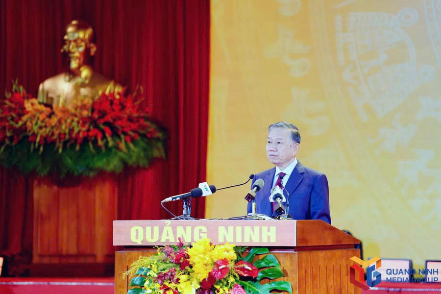 Tổng Bí thư, Chủ tịch nước Tô Lâm trao Nghị quyết của Quốc hội về thành lập thành phố Quảng Ninh cho lãnh đạo thành phố Quảng Ninh. Ảnh: Báo Quảng Ninh Tổng Bí thư, Chủ tịch nước Tô Lâm trao Nghị quyết của Quốc hội về thành lập thành phố Quảng Ninh cho lãnh đạo thành phố Quảng Ninh. Ảnh: Báo Quảng Ninh
