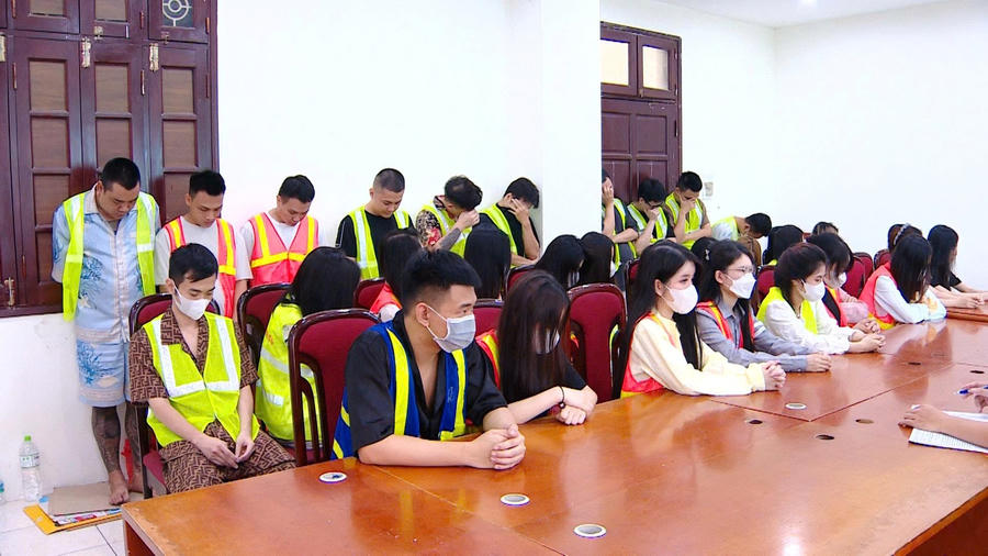 Nhóm đối tượng bị lực lượng chức năng bắt giữ. Ảnh: BCA