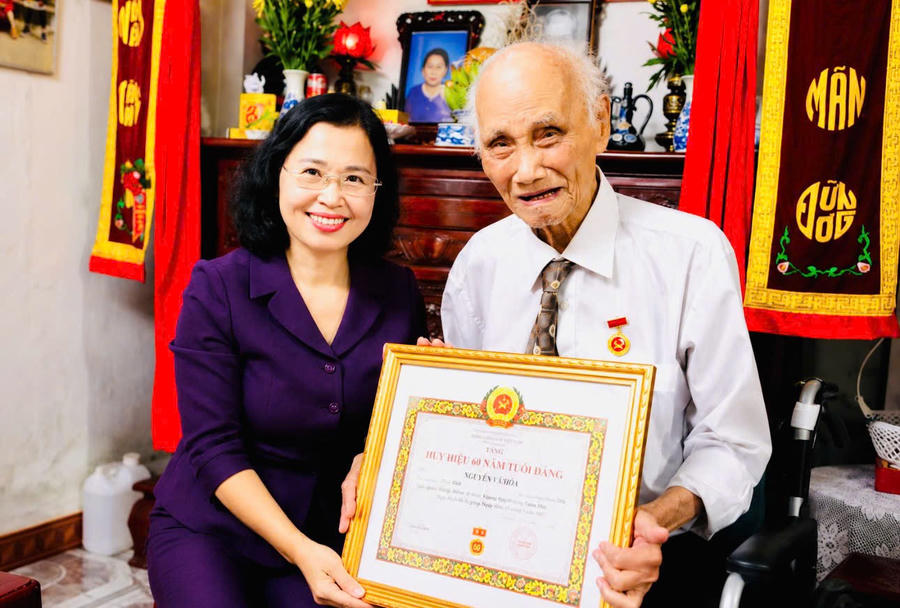 Lãnh đạo TP Quảng Ninh trao Huy hiệu Đảng cho đảng viên lão thành Ngô Đức Hiếu, người có 80 năm đứng trong hàng ngũ của Đảng.