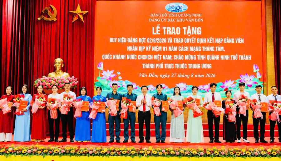 Những đảng viên mới của Đặc khu Vân Đồn nhận Quyết định kết nạp Đảng, tiếp nối truyền thống, nhận lấy trách nhiệm và niềm tin trong chặng đường mới.