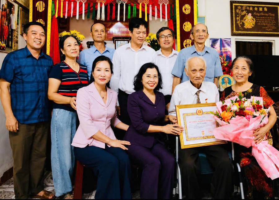 Niềm vui của ông Ngô Đức Hiếu bên gia đình trong ngày đón nhận Huy hiệu 80 năm tuổi Đảng.