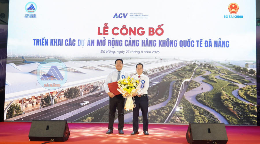 Chủ tịch UBND TP. Đà Nẵng Nguyễn Mạnh Hùng trao Quyết định chấp thuận chủ trương đầu tư để điều chỉnh Dự án cho ACV. (Ảnh: danang.gov.vn)