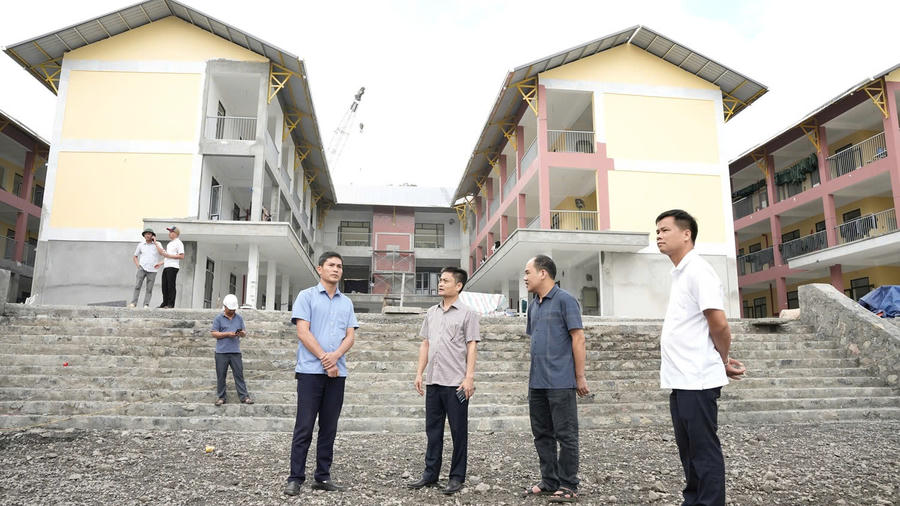 Lãnh đạo Sở Giáo dục và Đào tạo tỉnh Tuyên Quang và UBND xã Sơn Vĩ kiểm tra tiến độ hoàn thiện các hạng mục tại trường.