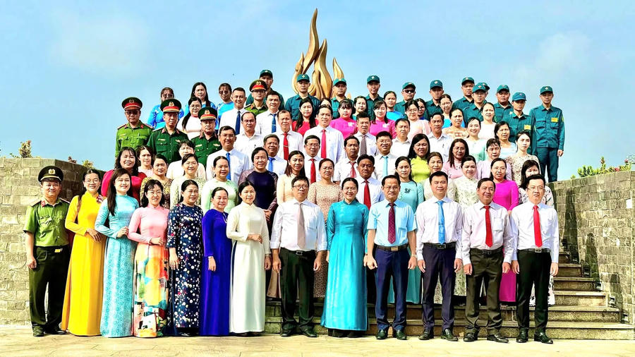 Đại biểu các địa phương phía Tây Thành phố tham gia lễ dâng hoa, dâng hương tri ân các anh hùng liệt sĩ.