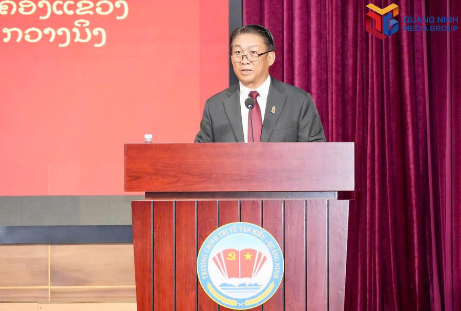 Ông Bun Lươm Mạ-ni-vông, Ủy viên BCH Trung ương Đảng Nhân dân Cách mạng Lào, Bí thư Tỉnh ủy, Chủ tịch HĐND tỉnh, Trưởng Đoàn đại biểu Quốc hội tỉnh Luông Pha Băng, phát biểu tại lễ bế mạc.Ảnh:Báo Quảng Ninh