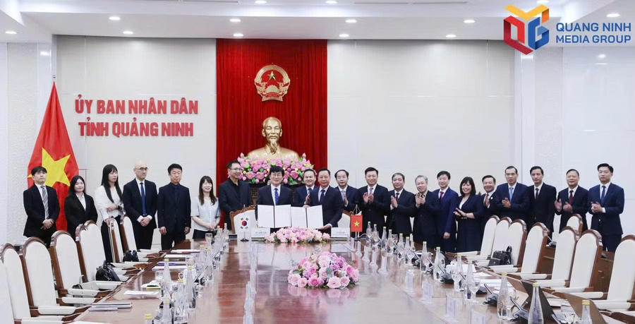 Ông Lê Văn Ánh Phó Chủ tịch UBND tỉnh và Thị trưởng thành phố Cheongju (Hàn Quốc) trao biên bản thỏa thuận về quan hệ hợp tác hữu nghị giữa UBND tỉnh Quảng Ninh và Chính quyền thành phố Cheongju, tỉnh Chungcheongbuk, Hàn Quốc. Ảnh: Báo Quảng Ninh