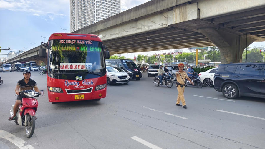 Đội CSGT đường bộ số 6 kiểm soát hoạt động vận tải hành khách trên tuyến Phạm Hùng.