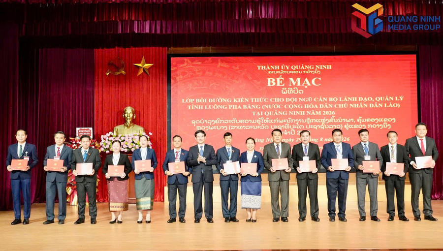 32 cán bộ lãnh đạo, quản lý tỉnh Luông Pha Băng hoàn thành chương trình bồi dưỡng.Ảnh:Báo Quảng Ninh 32 cán bộ lãnh đạo, quản lý tỉnh Luông Pha Băng hoàn thành chương trình bồi dưỡng.Ảnh:Báo Quảng Ninh