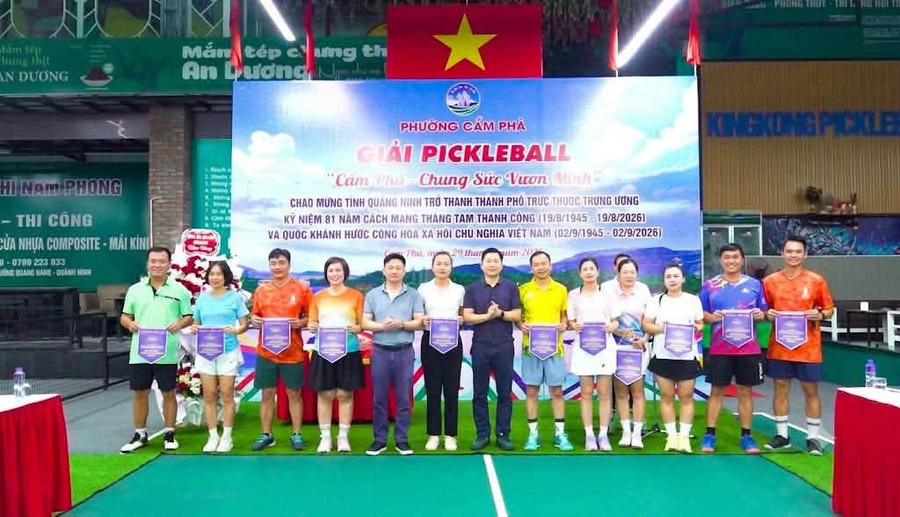 Ban Tổ chức trao cờ lưu niệm cho các vận động viên tham dự Giải Pickleball “Cẩm Phả - Chung sức vươn mình” năm 2026.