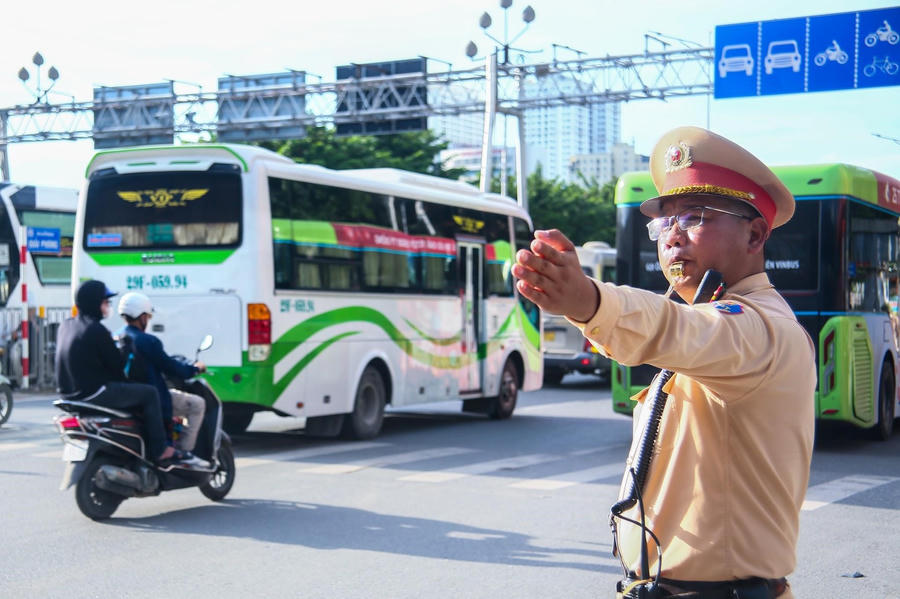 CSGT căng mình làm nhiệm vụ dưới nắng nóng trên tuyến Giải Phóng.