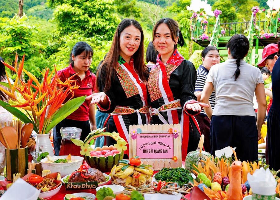 Không gian ẩm thực đậm đà bản sắc tại miền Sán Cố, mang đến cho du khách những trải nghiệm văn hóa, ẩm thực đặc sắc của vùng đất Quảng Ninh.