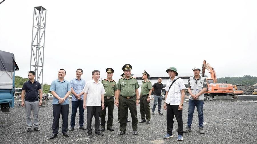 Đoàn công tác Công an tỉnh Tuyên Quang kiểm tra thực tế và khảo sát tại công trường.