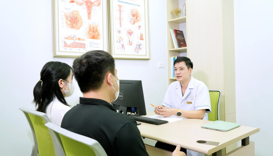 ThS.BSNT Phạm Minh Ngọc - Phó Giám đốc Trung tâm Y học Giới tính Hà Nội trao đổi kế hoạch điều trị cùng một cặp vợ chồng