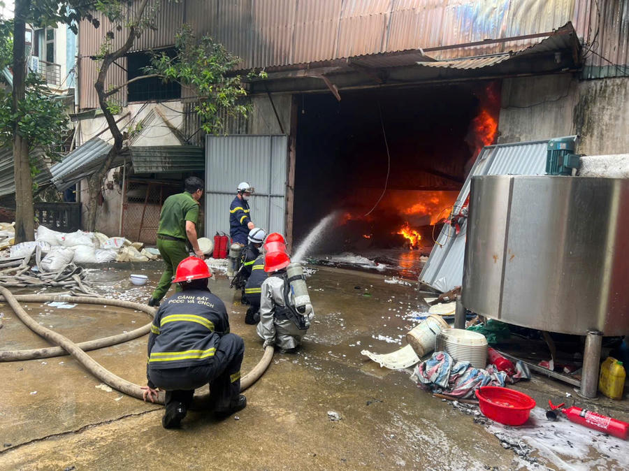 Thượng tá Vũ Đức Hưng - Phó Trưởng phòng Cảnh sát PCCC&CNCH chỉ đạo công tác chữa cháy, cứu nạn, cứu hộ.