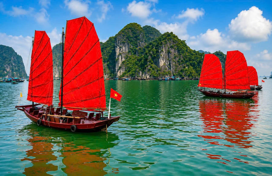 Những cánh buồm đỏ rực trên vịnh Hạ Long, tạo điểm nhấn ấn tượng cho không gian di sản và sức hút du lịch Quảng Ninh dịp Quốc khánh 2/9.