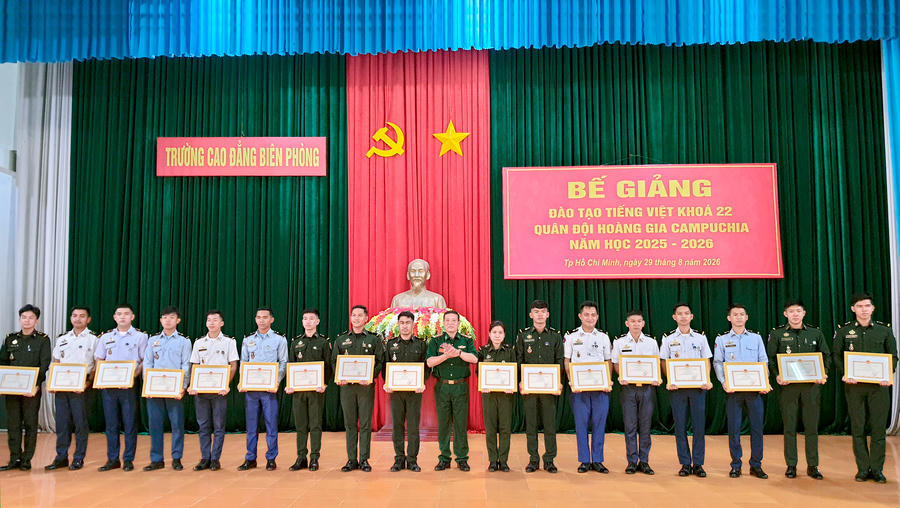 Đại tá Nguyễn Xuân Toàn, Phó hiệu trưởng Trường Cao đẳng Biên phòng (cơ sở 2) trao giấy khen cho các Học viên tốt nghiệp xuất sắc và giỏi (ảnh: Mạnh Cường)