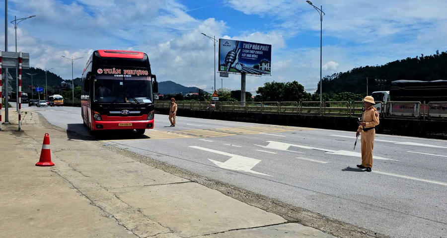 Lực lượng Cảnh sát giao thông tăng cường tuần tra, kiểm soát khép kín, tập trung tại các tuyến giao thông trọng điểm, tuyến dẫn đến khu vực tham quan, du lịch, khu vực tập trung đông người, và các nút giao với cao tốc Bắc - Nam.