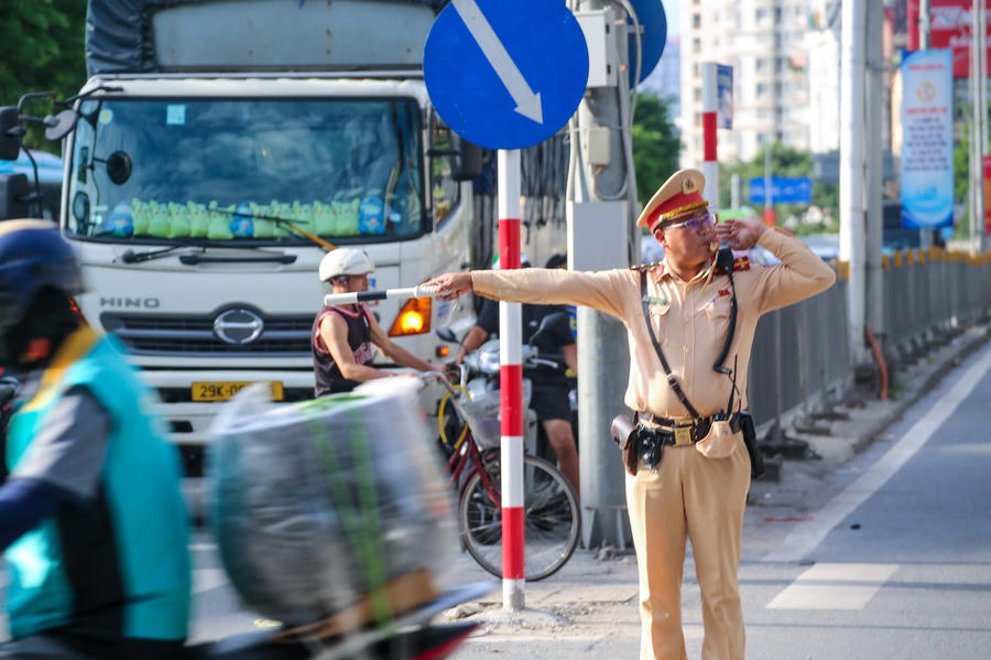 CSGT làm nhiệm vụ tại nút giao Giải Phóng - Ngọc Hồi, chiều 28/8.