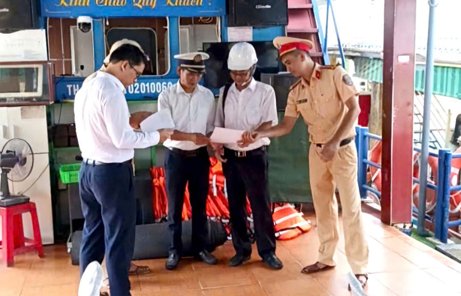 Lực lượng Cảnh sát đường thủy đẩy mạnh tuyên truyền, vận động người dân và chủ phương tiện chấp hành nghiêm các quy định về an toàn giao thông đường thủy