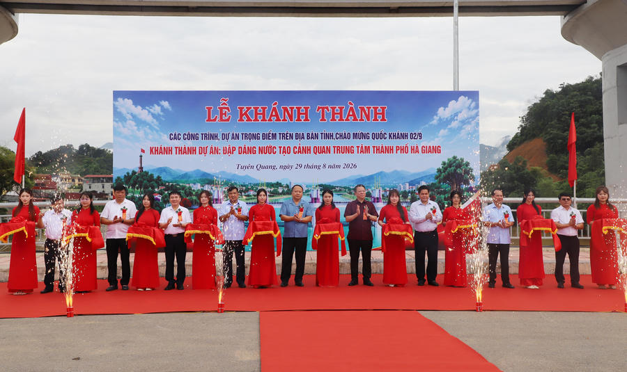 Các đại biểu thực hiện nghi thức khánh thành Dự án Đập dâng nước tạo cảnh quan trung tâm phường Hà Giang 1 và phường Hà Giang 2.