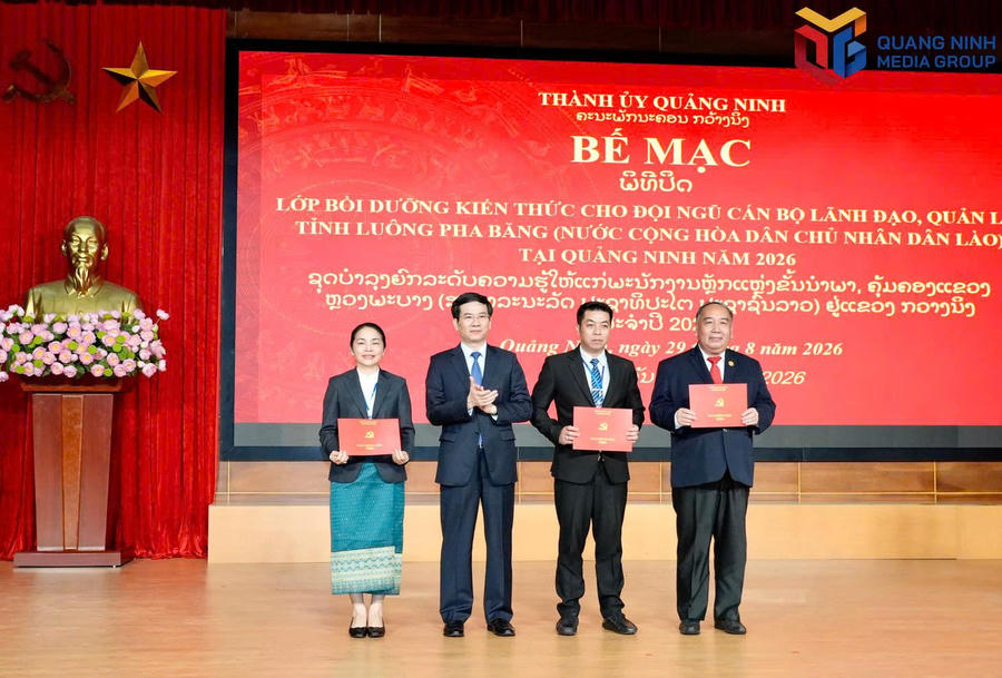 Ông Vũ Quyết Tiến, Phó Bí thư Tỉnh ủy, Chủ tịch Ủy ban MTTQ tỉnh Quảng Ninh, trao giấy chứng nhận hoàn thành chương trình bồi dưỡng cho các học viên.Ảnh:Báo Quảng Ninh