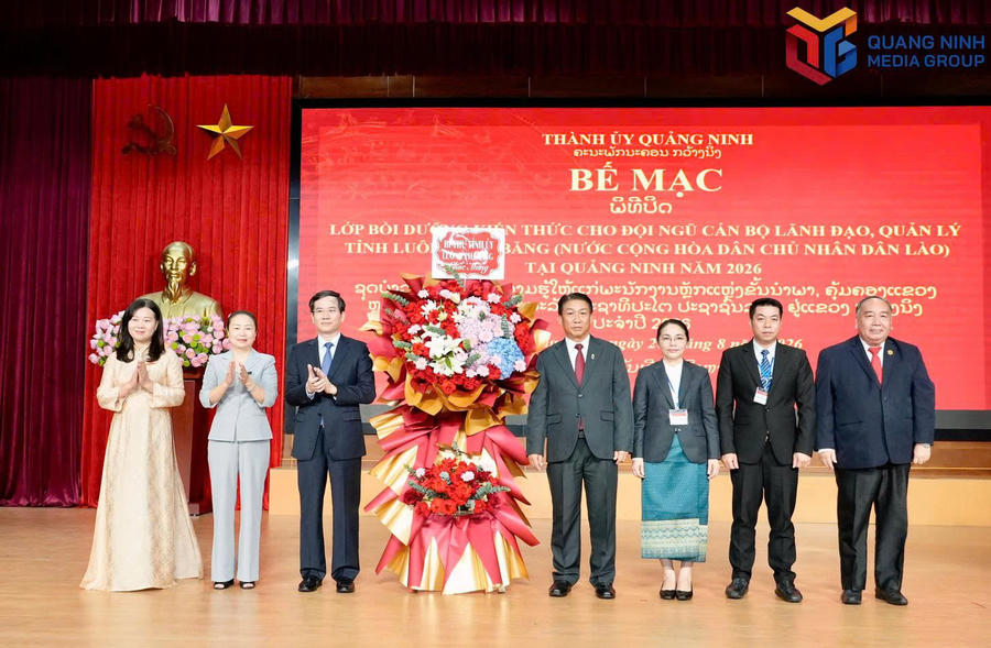 Bí thư Tỉnh ủy, Chủ tịch HĐND tỉnh, Trưởng Đoàn đại biểu Quốc hội tỉnh Luông Pha Băng, tặng hoa chúc mừng Lớp học đã hoàn thành chương trình.Ảnh:Báo Quảng Ninh