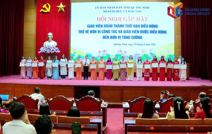 Lãnh đạo Sở Giáo dục và Đào tạo biểu dương, khen thưởng giáo viên hoàn thành thời hạn điều động, trở về đơn vị công tác.