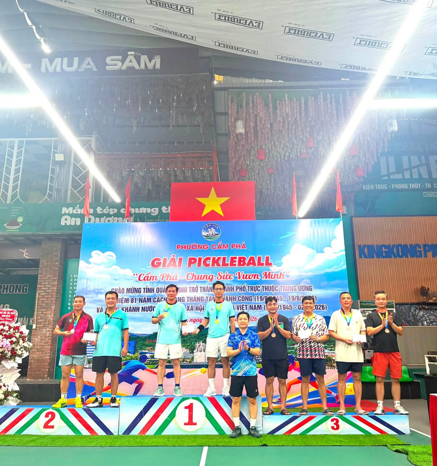 Các vận động viên nhận giải sau những trận tranh tài sôi nổi.