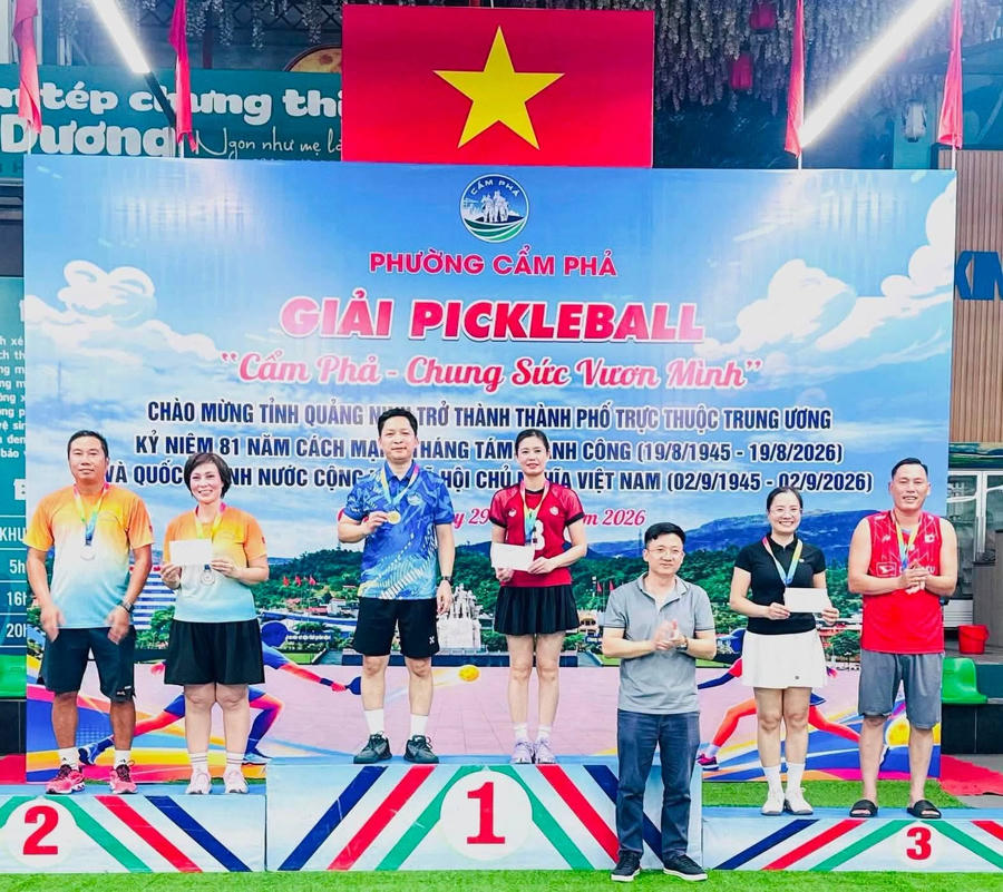 Ban Tổ chức trao giải cho các vận động viên đạt thành tích cao tại giải.