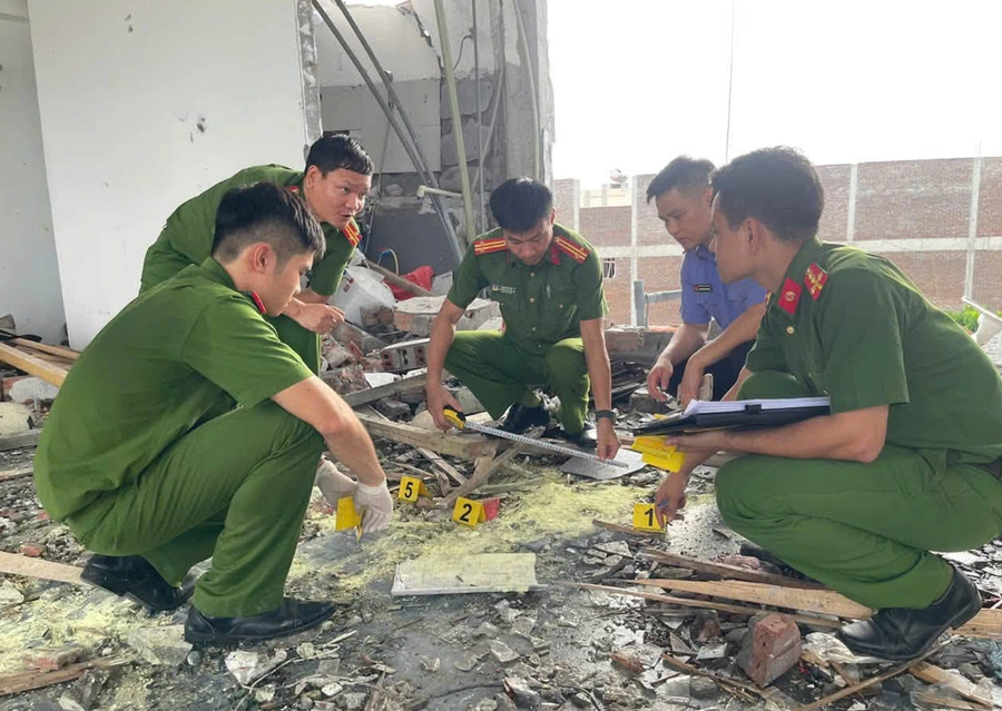 Công an Phú Thọ tiến hành khám nghiệm hiện trường vụ nổ (Ảnh: Công an cung cấp).