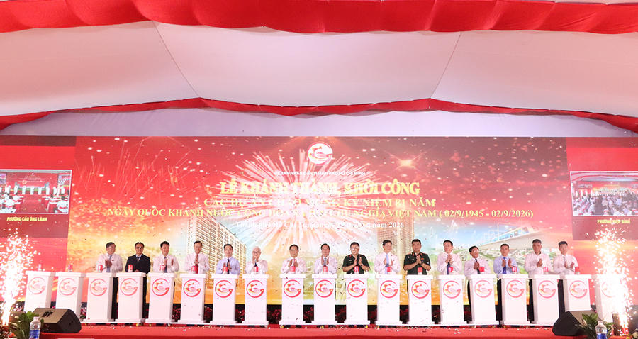 Các đại biểu thực hiện nghi thức khánh thành và khởi công các dự án. (Ảnh: Cổng TTĐT TP HCM)
