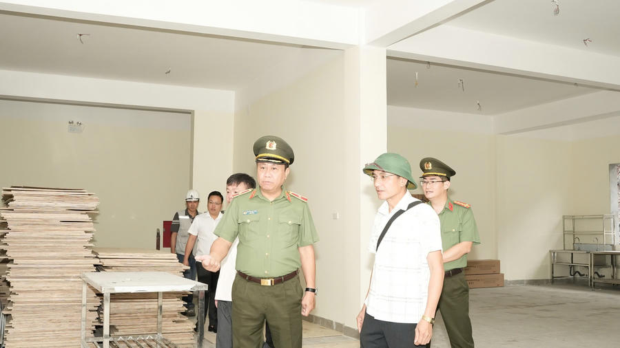 Đoàn công tác Công an tỉnh Tuyên Quang kiểm tra thực tế và khảo sát tại công trường.