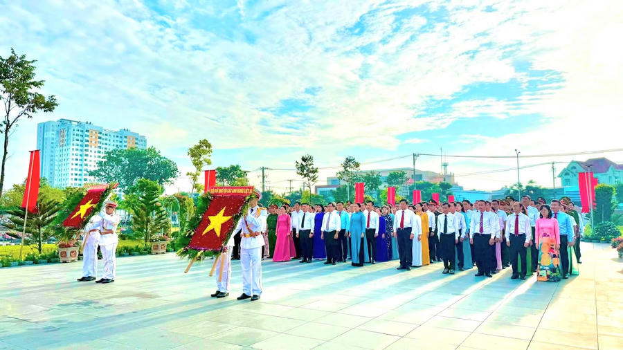 Đoàn Dân - Quân - Chính - Đảng của các xã, phường phía Tây TP.HCM tổ chức dâng hoa, dâng hương tưởng niệm tại Nghĩa trang Liệt sĩ Bình Chánh - Bình Tân.